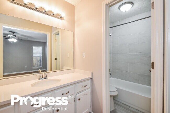 Building Photo - 10712 Oak Cir N