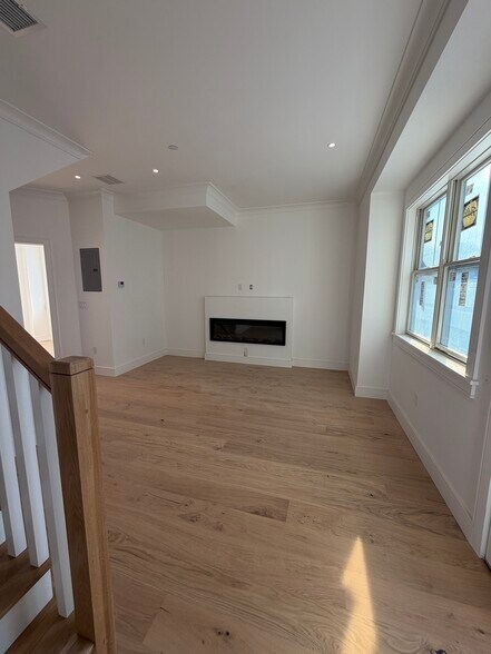 Building Photo - 5 Thurston St