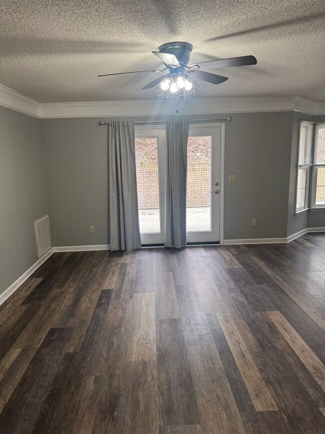 Building Photo - Awesome Townhouse of JOHN B DENNIS HIGWAY in the heart of Kingsport