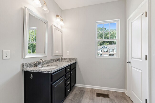 Building Photo - Serene Cul-de-Sac Retreat: 3BR Hillsboroug...