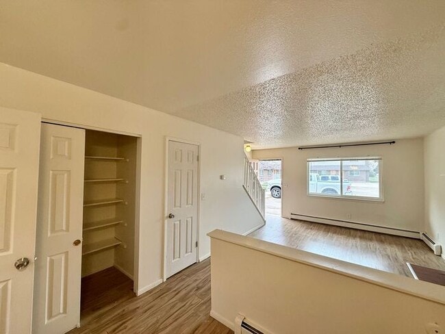 Building Photo - Beautiful 2 Bedroom Town Home! INCLUDED IN RENT: Water/Sewer/Gas/Trash