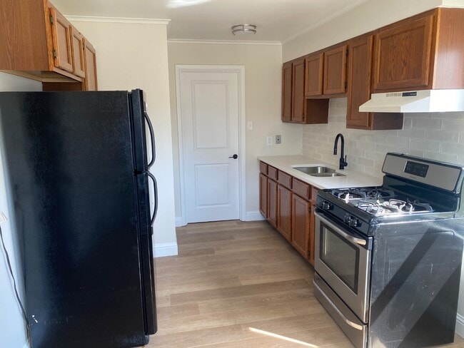 Building Photo - 664 N Walnut St