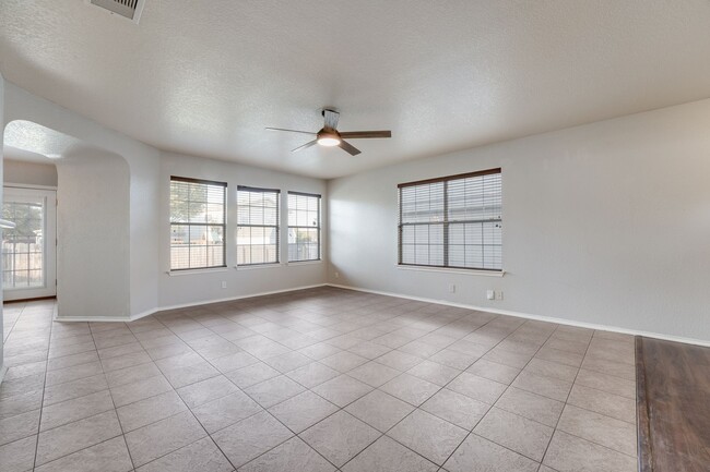 Building Photo - Charming & Spacious 3/2.5 in Mesa Creek JU...