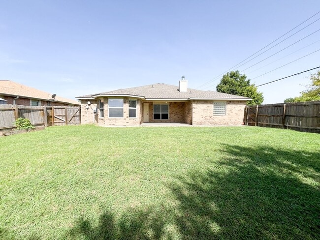 Building Photo - Available NOW!!!! Open floor plan features...