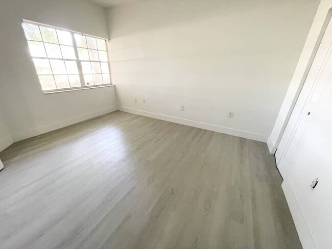 Building Photo - 2421 NW 96th Ter