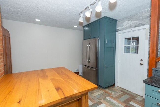 Building Photo - 562 Smithfield Ln