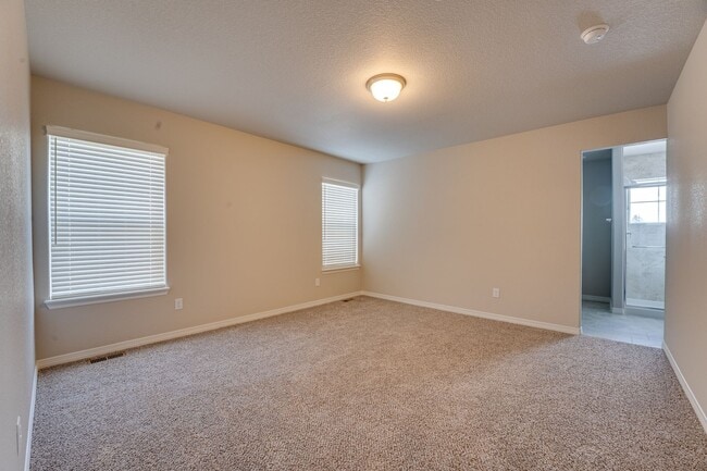 Building Photo - Stunning 3 Bedroom 2 Bathroom townhome in Fort Collins!
