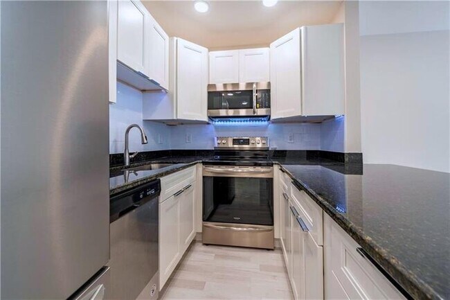 Building Photo - 628 NE 8th Ave