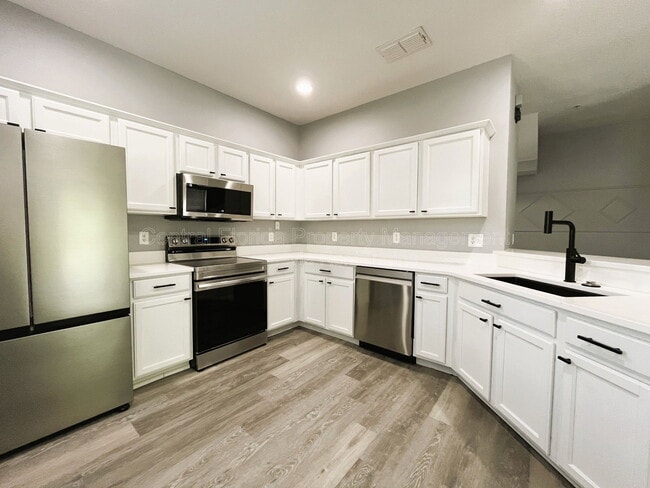 Building Photo - 6682 S Goldenrod Rd