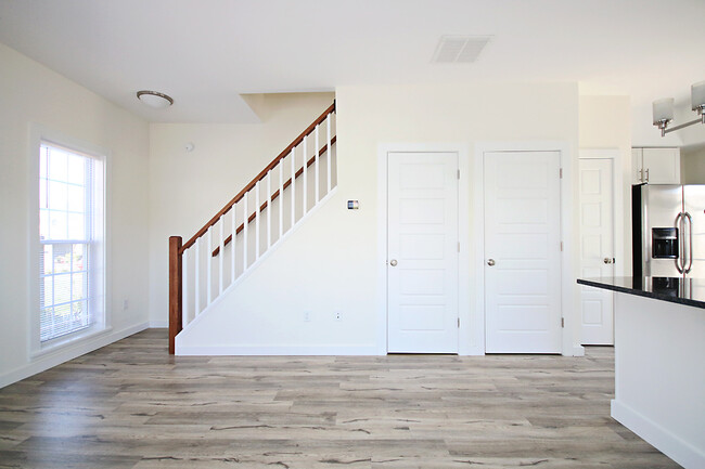 Building Photo - Light-Filled & Cozy Old Trail Townhome