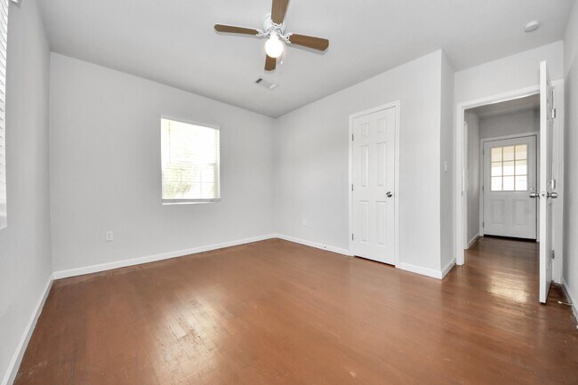 Building Photo - 7504 Elm St