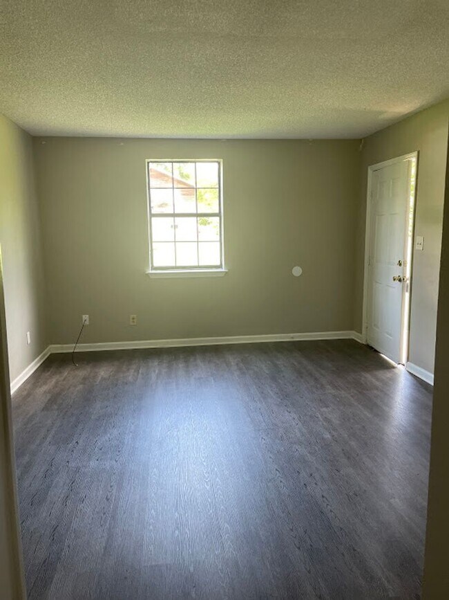 Building Photo - 52 Iris Ln
