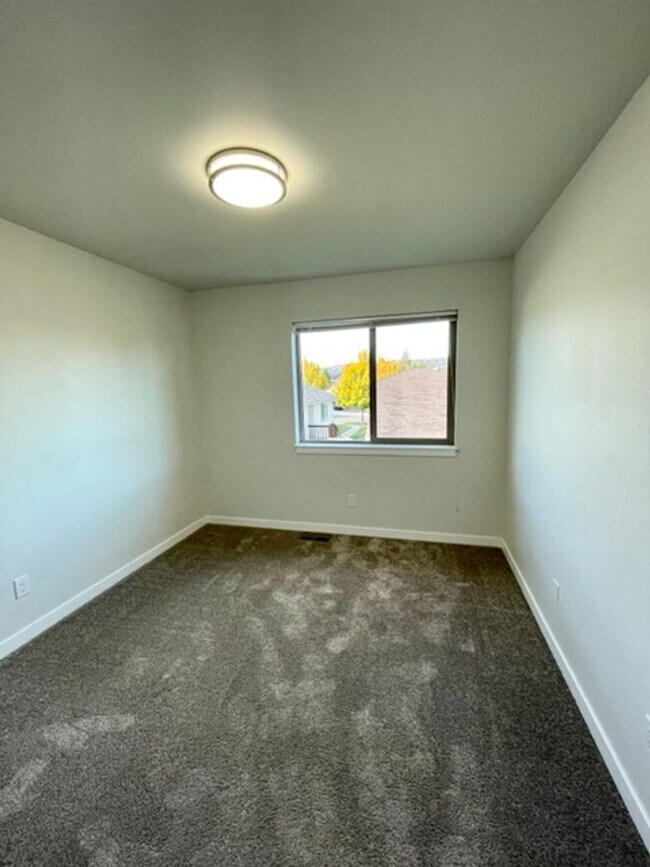 Building Photo - 2981 NE Canoe Ct