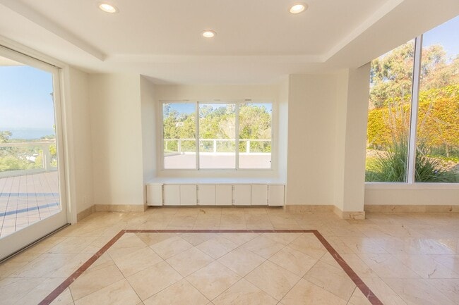 Building Photo - 4 Bedroom / 3 Bathroom Home With Panoramic...