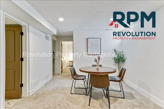 Building Photo - Two bedroom Duplex in Layton!