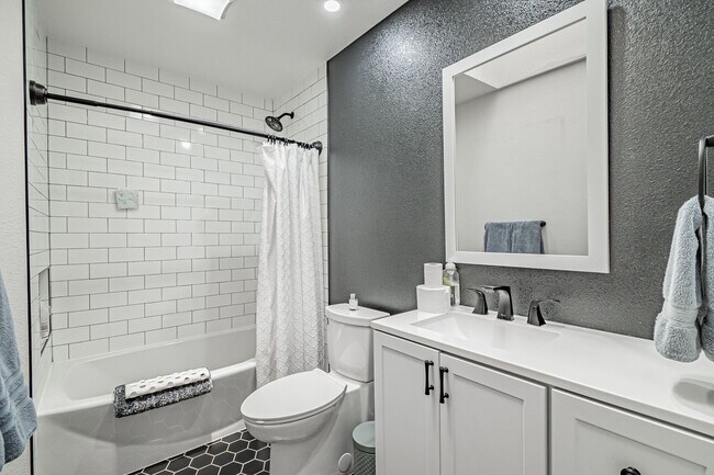 Building Photo - 3BD, 2.5BA Arapahoe Lake Park Townhome Nea...