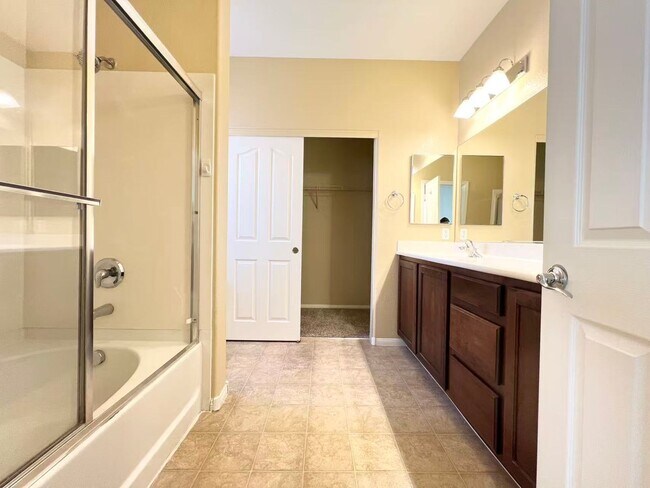 Building Photo - Welcome to this well-maintained 3-bedroom, 2.5-bath home