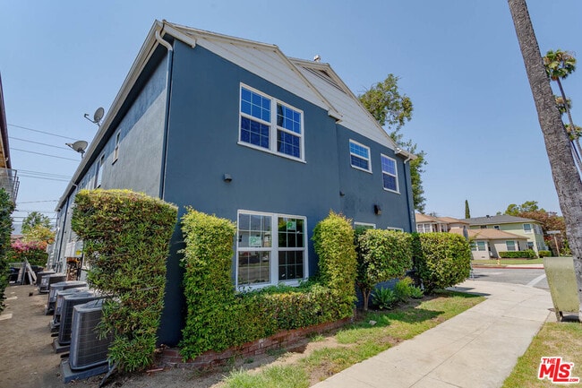 Building Photo - 938 W Glenoaks Blvd