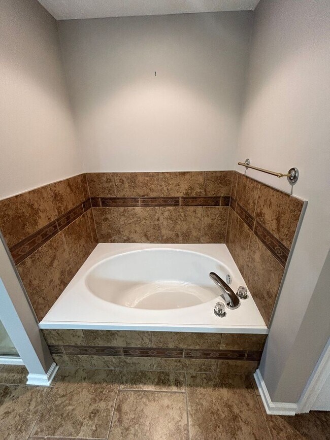 Building Photo - 2908 Country Club Dr