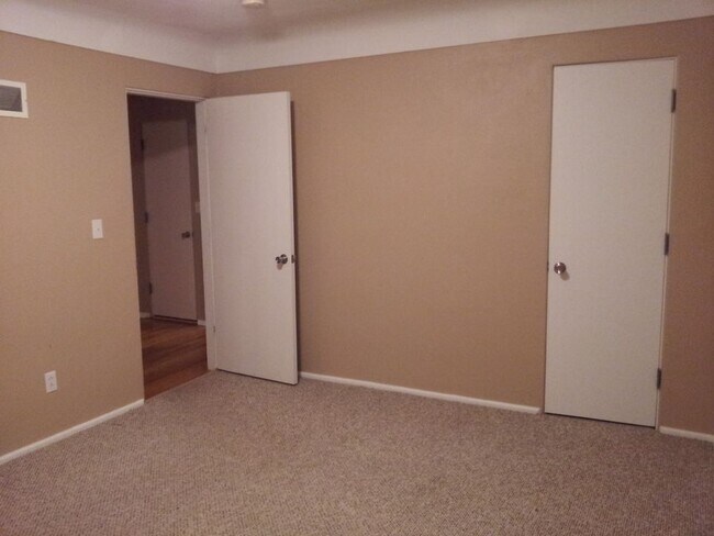 Building Photo - 917 N Center