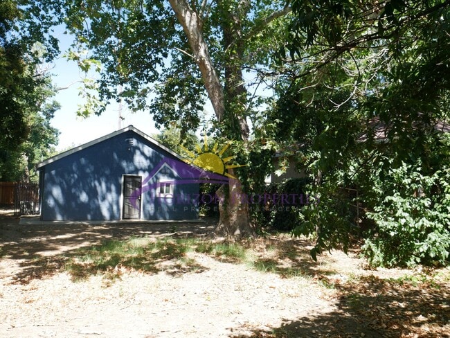Building Photo - Remodeled 3 Bed 2 Bath 1,050 Sq Ft Oak Park Home