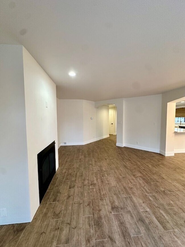 Building Photo - Riverfront Gated 2 Bedroom Luxury Condo!!