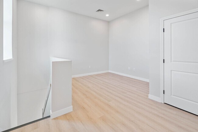 Building Photo - 163 Chestnut St