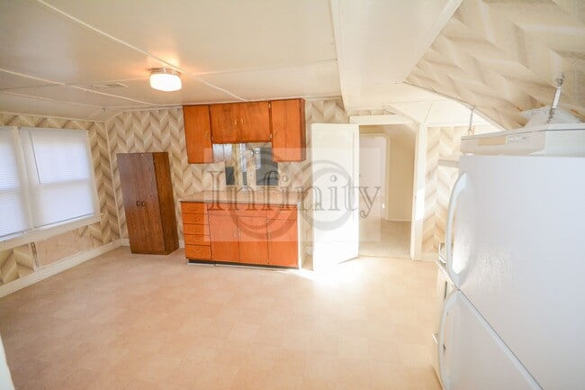 Building Photo - 2020/2022 Eastwood Rd SE