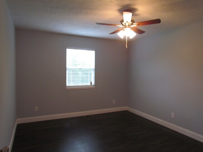 Building Photo - Available August 7th!! Laquey Schools!