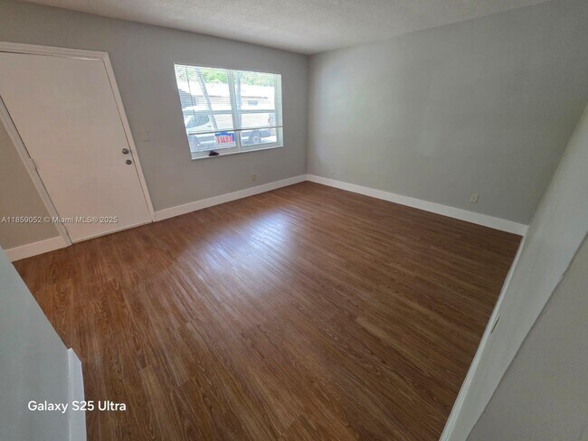 Building Photo - 4732 SW 33rd Ave
