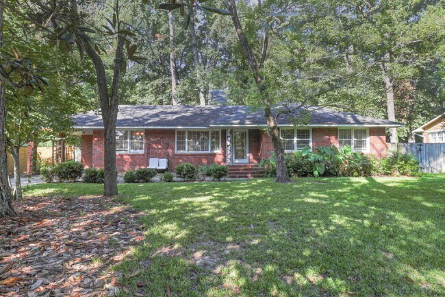 Building Photo - Available Now!| 3BR/2BA Midtown Brick Ranch | Lawn Care, Pest Control & W/D Included | Clubview /...