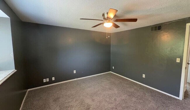 Building Photo - 2 bedroom 1.5 bath duplex - Edmond Schools- August Move In