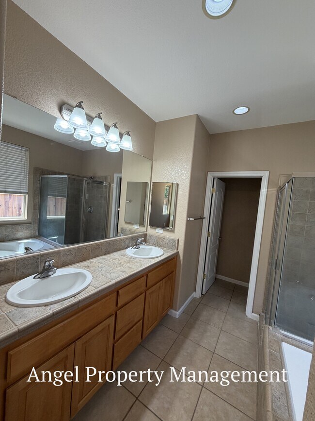 Building Photo - 10101 E Taron Dr