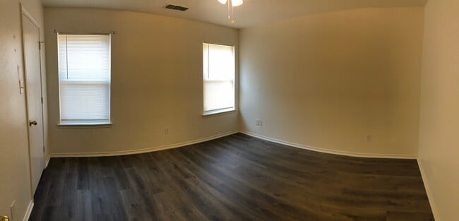 Building Photo - 1205 Village Garden Dr