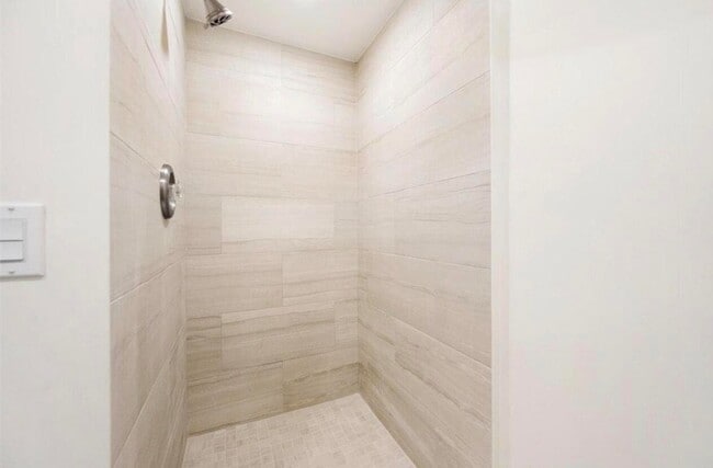 Building Photo - 401 Monaco Way