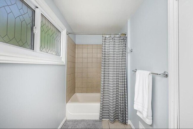 Building Photo - Walk to Downtown Ann Arbor - 3 bed/2 bath