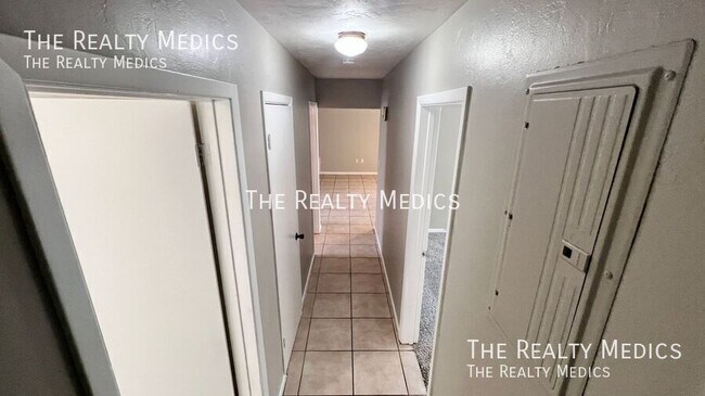 Building Photo - 904 Hall St