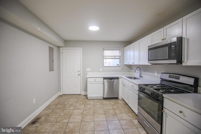 Building Photo - 530 N Montford Ave
