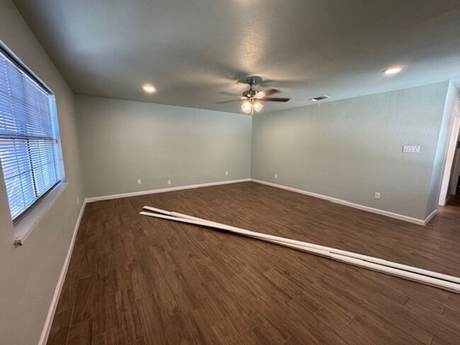 Building Photo - Nicely Remodeled Southside San Antonio Hom...