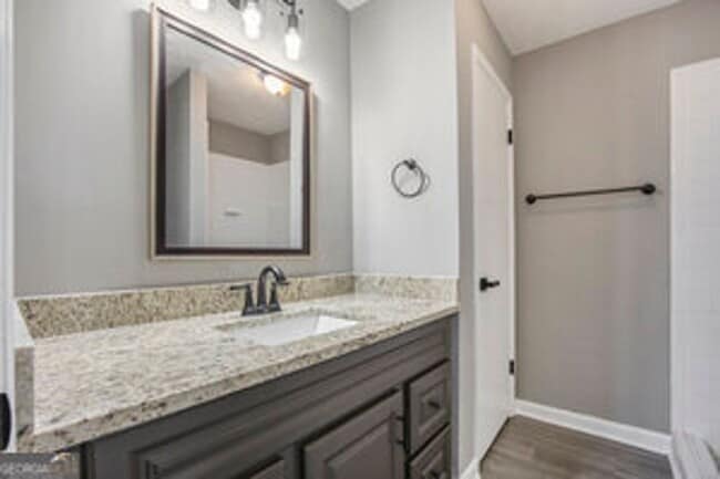Building Photo - Like New! 2 bedroom 2 bathroom end unit co...