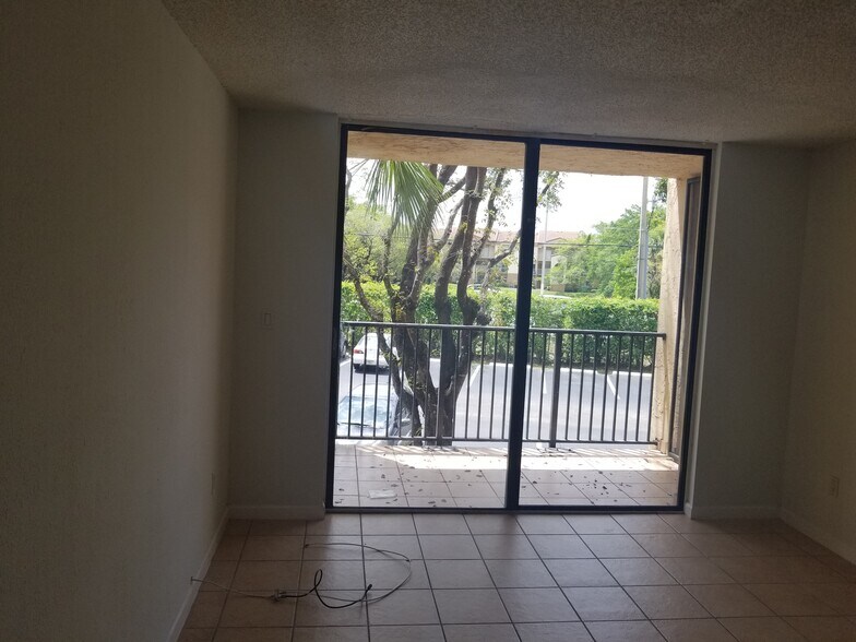 Building Photo - 14421 N Kendall Dr