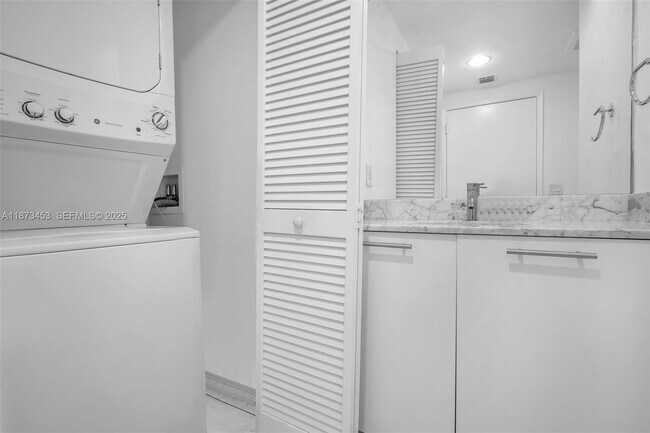 Building Photo - 951 Brickell Ave