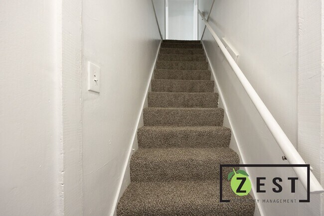 Building Photo - OPEN HOUSE- 12/23! 4PM-4:30PM! Beautiful 3 BED 1 BATH!