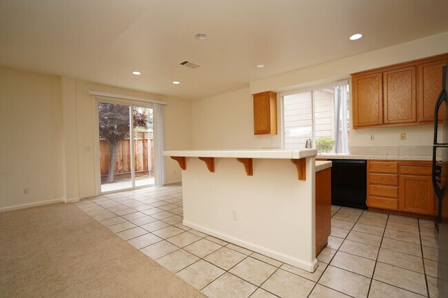 Building Photo - Spacious Home in Excellent Location!