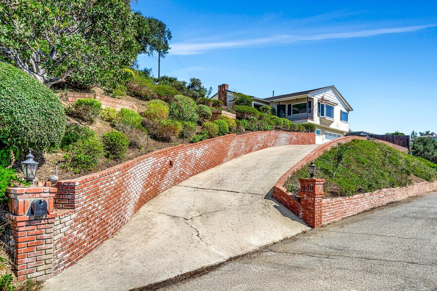 Building Photo - 909 Cavanagh Rd