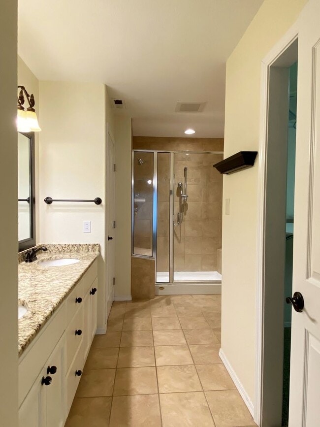 Building Photo - Rare Columbia Riverfront Townhome