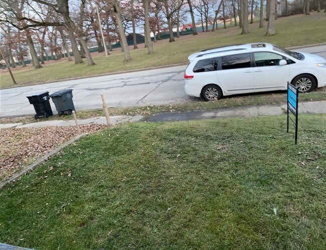 Building Photo - 2 Bedroom 1 bath with fenced in backyard $1200/mo