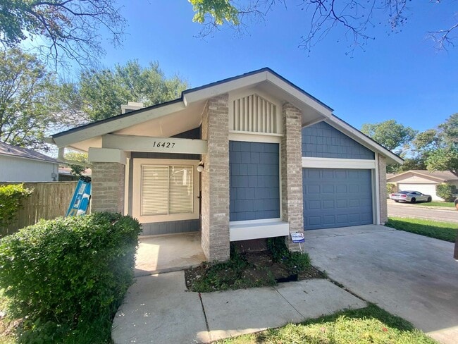 Building Photo - Remodeled 3 Bedroom 2 Bath  with cute back...