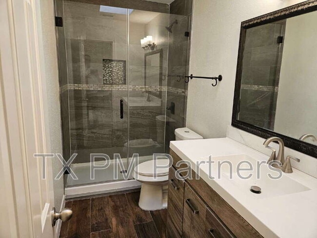 Building Photo - 500 N Post Oak Ln