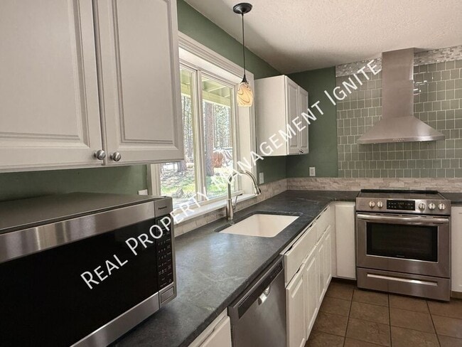 Building Photo - 18633 River Woods Dr